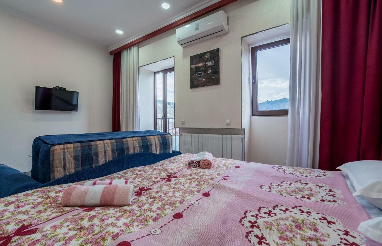 Apartments Near Metekhi Cathedral تبليسي المظهر الخارجي الصورة