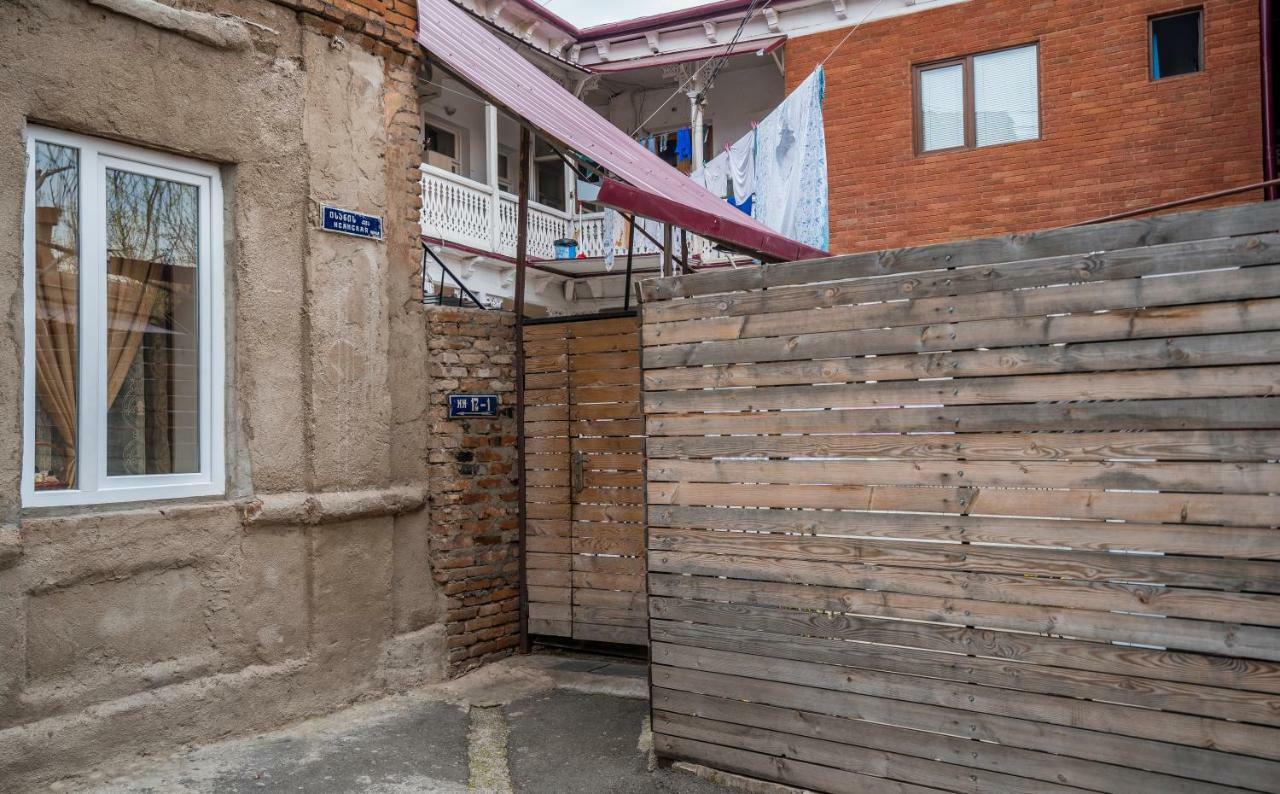 Apartments Near Metekhi Cathedral تبليسي المظهر الخارجي الصورة